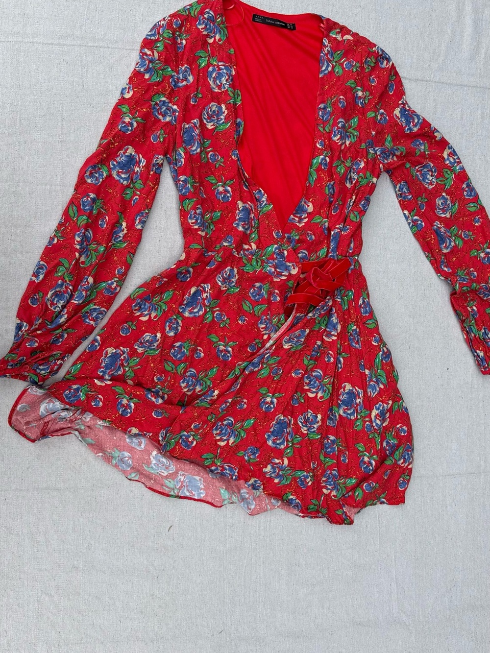 Floral Red Long-Sleeve Wrap Dress/romoer with Self-Tie in red velvet - Picture 3 of 4